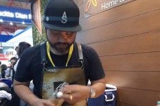 Mencicipi Kopi Bening Racikan Barista Lokal