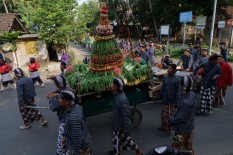 Peringati Hari Jadi Dusun, Warga Prokerten Arak Gunungan dan Pusaka