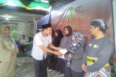 10 Pedagang Terima Bantuan Gerobak dari IZI
