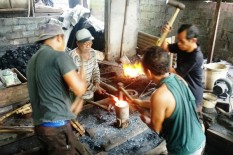 Musim Hujan, Pandai Besi Gunungkidul Kebanjiran Order Alat Pertanian