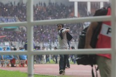 Persita Tangerang vs Kalteng Putra : Menit ke-58, Penonton Masuk, Pertandingan Dihentikan