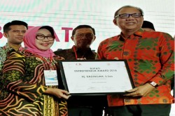 Selamat ! Bupati Gunungkidul Badingah Raih Penghargaan INA Entrepreneur Award 2018