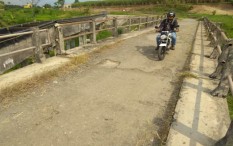 Dilalui Banyak Kendaraan, Umur Jembatan Merah di Concat Hanya Tahan 1 Sampai 2 Tahun