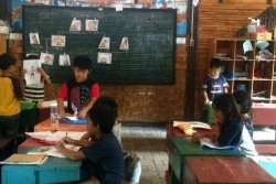 FEATURE: Sekolah Tanpa Pagar, Seragam, & Pelajaran Agama