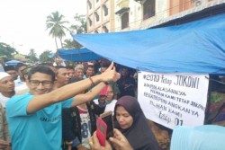 Ada Poster Dukungan ke Jokowi saat Kampanye di Pasar, Sandiaga Acungkan Jempol : Kita Tetap Bersahabat