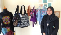 IDE BISNIS: Be Culture, Mengaplikasikan Seni Lukis Henna di Atas Tas Kain