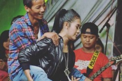 Ada-Ada Saja, Biduan Nurma Silvi Joget Sambil Panggul Pengantin Pria