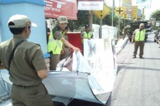 Bahayakan Masyarakat, Spanduk dan Reklame Melintang Jalan Jadi Prioritas Penertiban