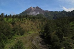 Merapi Luncurkan Lava Pijar, Warga Belum Mengungsi
