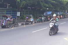 Demi Penumpang, Mereka Ini Nekat Mangkal di Zona Larangan