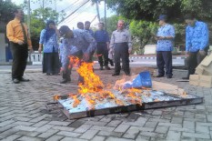 Disdukcapil Sleman Bakar 17.789 Keping E-KTP Invalid