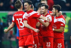 BUNDESLIGA PEKAN 16: Diwarnai Kontroversi, Dortmund Ditekuk Tim Zona Degradasi