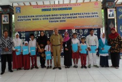 Sarihusada Salurkan Beasiswa untuk 816 Siswa di DIY