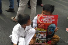 Bayi dan Anak-Anak Ikut Aksi Bela Muslim Uighur