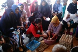 Ibu-Ibu Ini Ingin Jadikan Telur Asin sebagai Oleh-Oleh Khas Jogja
