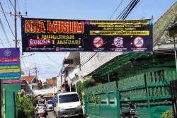 Spanduk Berisi Larangan Warga Muslim Rayakan Tahun Baru, Diturunkan Warga