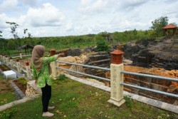 Berfoto Epik di Bebatuan Bekas Tambang Watu Giring