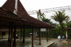Tower Internet Ambruk Menimpa Balai Desa Getas