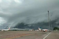 Muncul Awan Berbentuk Gelombang Tsunami di Bandara Internasional Sultan Hasanuddin