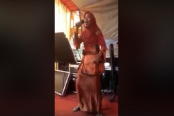 Menyanyi dengan Gaya Rock n Roll, Emak-Emak Ini Malah Seperti Mau Telan Mik
