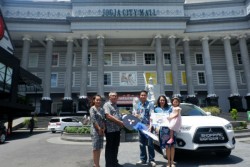 JCM Berikan Hadiah Mitsubishi Outlander ke Pelanggan