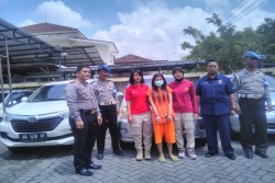 Pandai Bujuk Rayu, Pegawai Salon Bawa Lari Tiga Mobil Rental