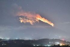 Gunung Agung Bali Meletus Lagi, Semburkan Material Kerikil, Pasir dan Abu