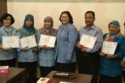 4 Perpustakaan Sekolah Terima Sertifikat Akreditasi
