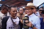Pengusaha Sandal Curhat Sampai Nangis di Depan Sandi