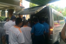  Jenazah Ekonom UGM Tiba di Rumah Duka, Istri dan Anak Masih Perjalanan dari Belanda
