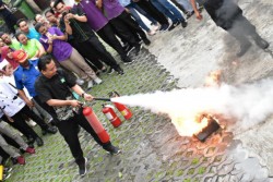  Tingkatkan Keselamatan, Ibis Style Gelar Latihan Pemadaman Kebakaran