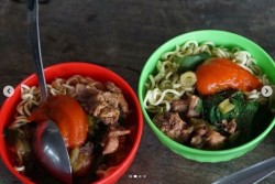 Kisah Sedih Hantarkan Rika Jual Mi Ayam Seharga Rp2.000