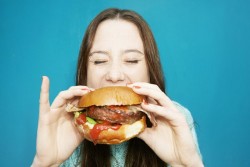 Langsung Tidur Setelah Makan Malam Ternyata Tak Selalu Berbahaya