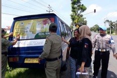 Bawaslu Kulonprogo Copot Stiker Kampanye Caleg di Mobil Angkutan Umum