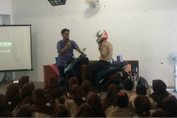 Siswa SMK Kesehatan Binatama Belajar Jurnalistik dan Safety Riding