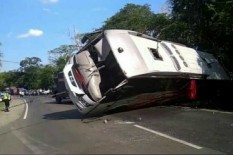 Bus Tabrak Tronton di Tol Ngawi-Sragen, 2 Tewas Belasan Luka
