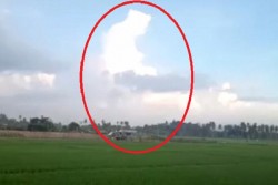 Awan Berbentuk Mirip Orang Salat Bikin Heboh, Seperti Ini Penampakannya