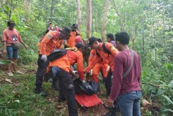 Kakek Hilang di Hutan Ditemukan Menggantung di Pohon