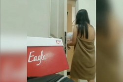 Bikin Prank, Cewek Lepas Handuk di Depan Ojol