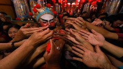 Riwayat & Makna Pemberian Angpao Saat Imlek