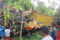 Truk Rem Blong di Turunan Tajam Perbatasan Gunungkidul-Katen, 2 Orang Tewas