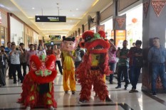 Barongsai Sapa Penumpang di Bandara Adisutjipto