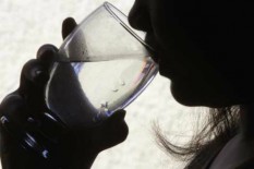 Minum Sambil Berdiri Berbahaya? Ini Penjelasannya