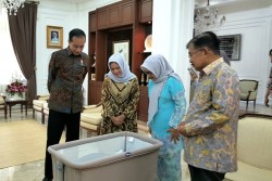 Mendadak, Jokowi dan Iriana Jenguk Cucu JK Yang Baru Lahir