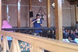 Dicurhati Persoalan Hidup, Sandiaga Uno Beri Warga Madiun Antangin 