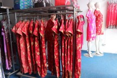 Tradisi Memberi Angpau kepada Sesepuh