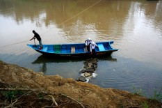 Warga Aceh Barat Ini Bertaruh Nyawa Melewati Jembatan Tali untuk Menyeberangi Sungai