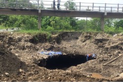 Lubang Mendadak Muncul di Sungai Kalasan dan Menyedot Air, Ini Dugaan Penyebabnya