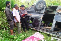 Tak Kuat Menanjak di Girisubo, Minibus Berisi 11 Orang Terbalik, Satu Tewas