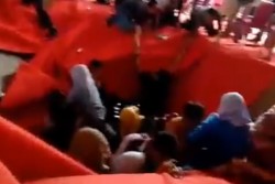 Panggung Pernikahan Roboh, Mempelai Tercebur Kali tetapi Tetap Bahagia